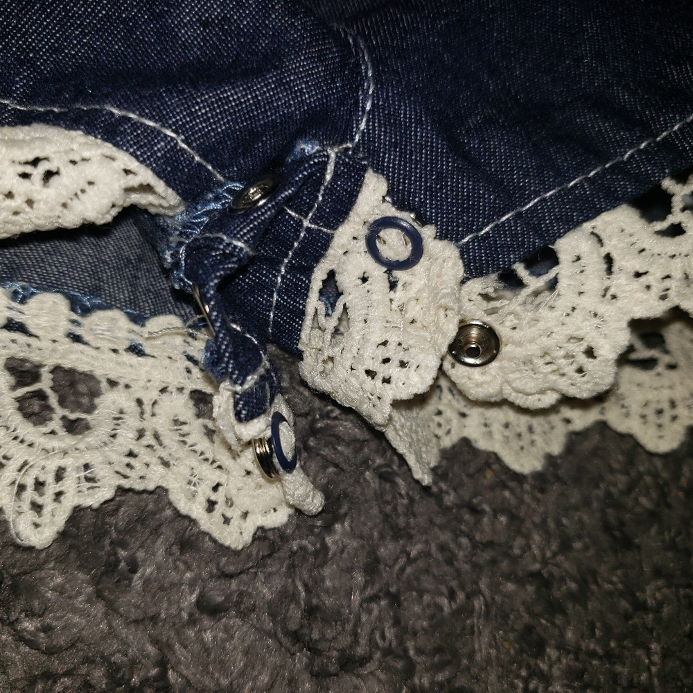 2 Rompers button snaps for easy pamper changes. - Picture 12 of 16